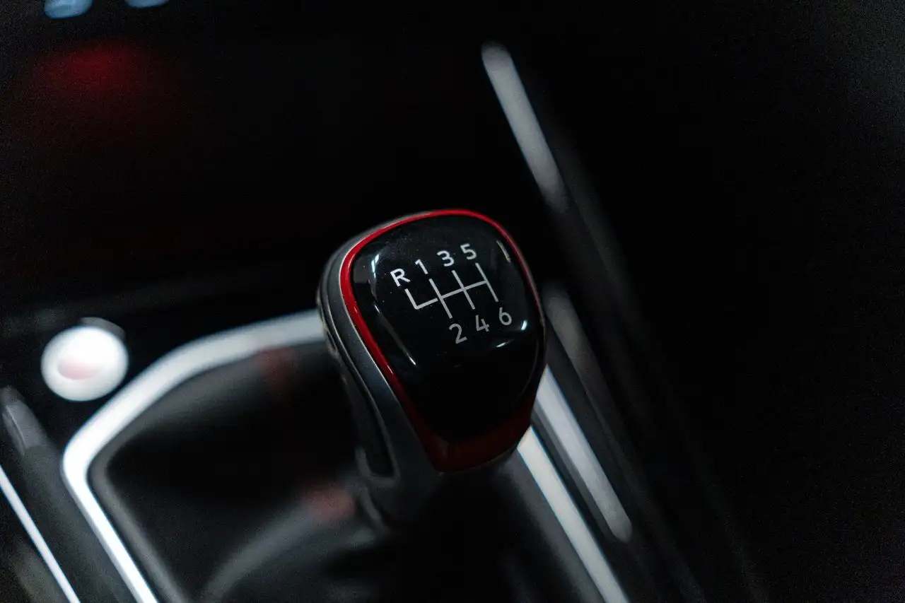 Volkswagen Golf GTI снимка Volkswagen Golf GTI