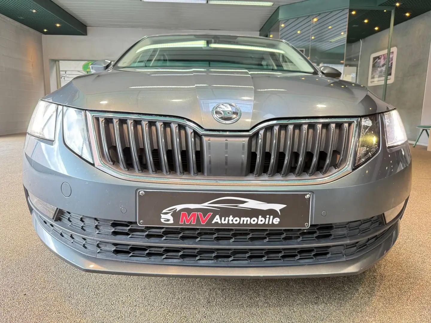 Skoda Octavia 1.0TSI DSG * Navi * Front assist * Camera * Clim Gris - 2