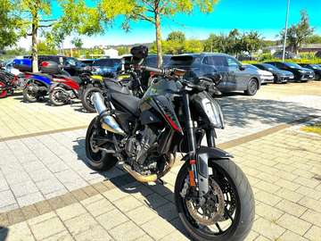 Duke 890
