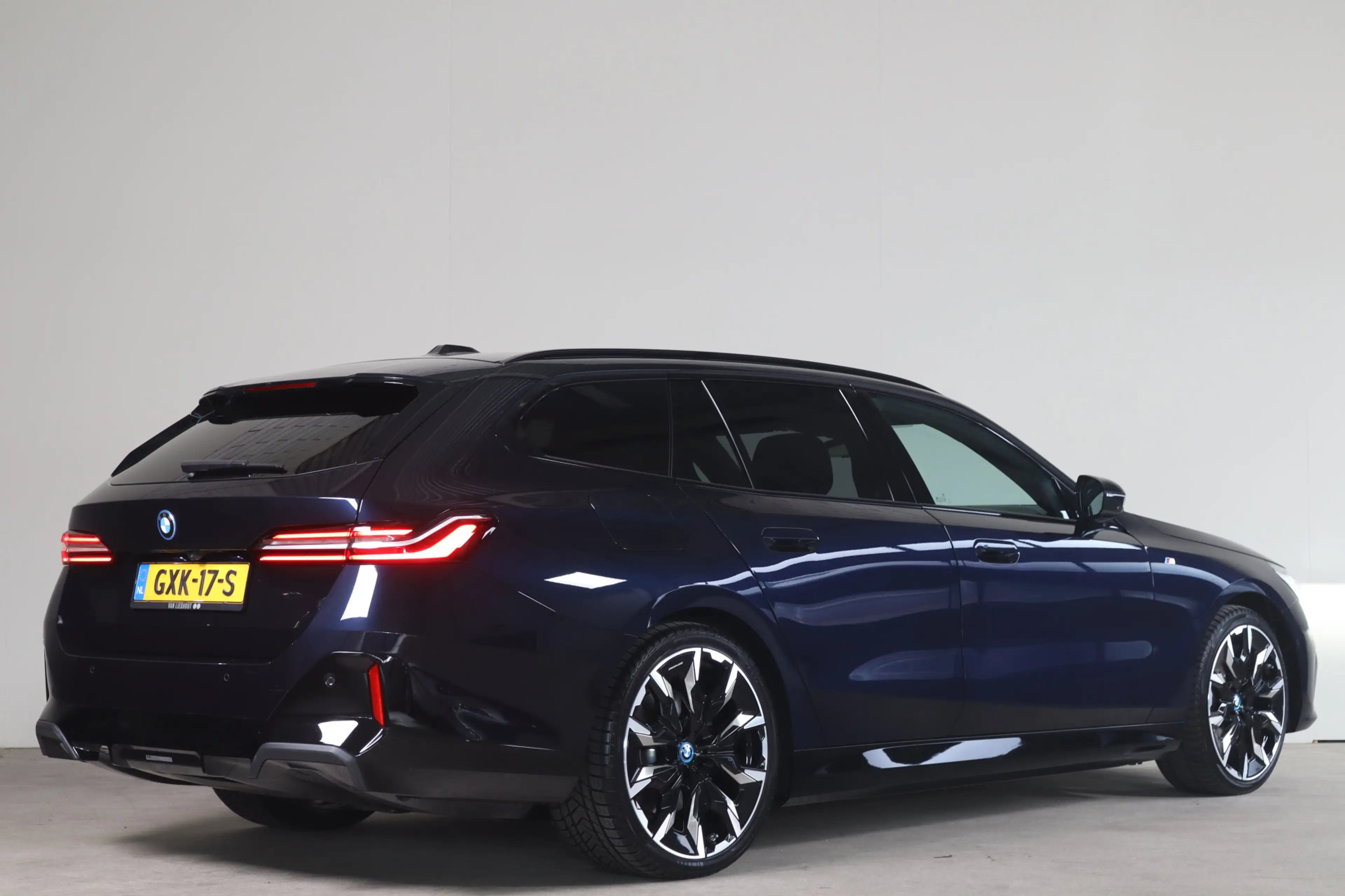 BMW i5 Touring eDrive40 M Sport Edition 84 kWh - NL Auto! — photo 2