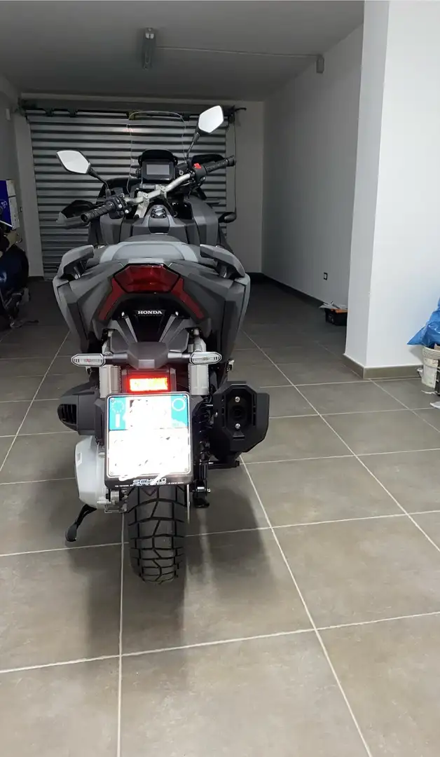 Honda ADV 350 Zwart - 1