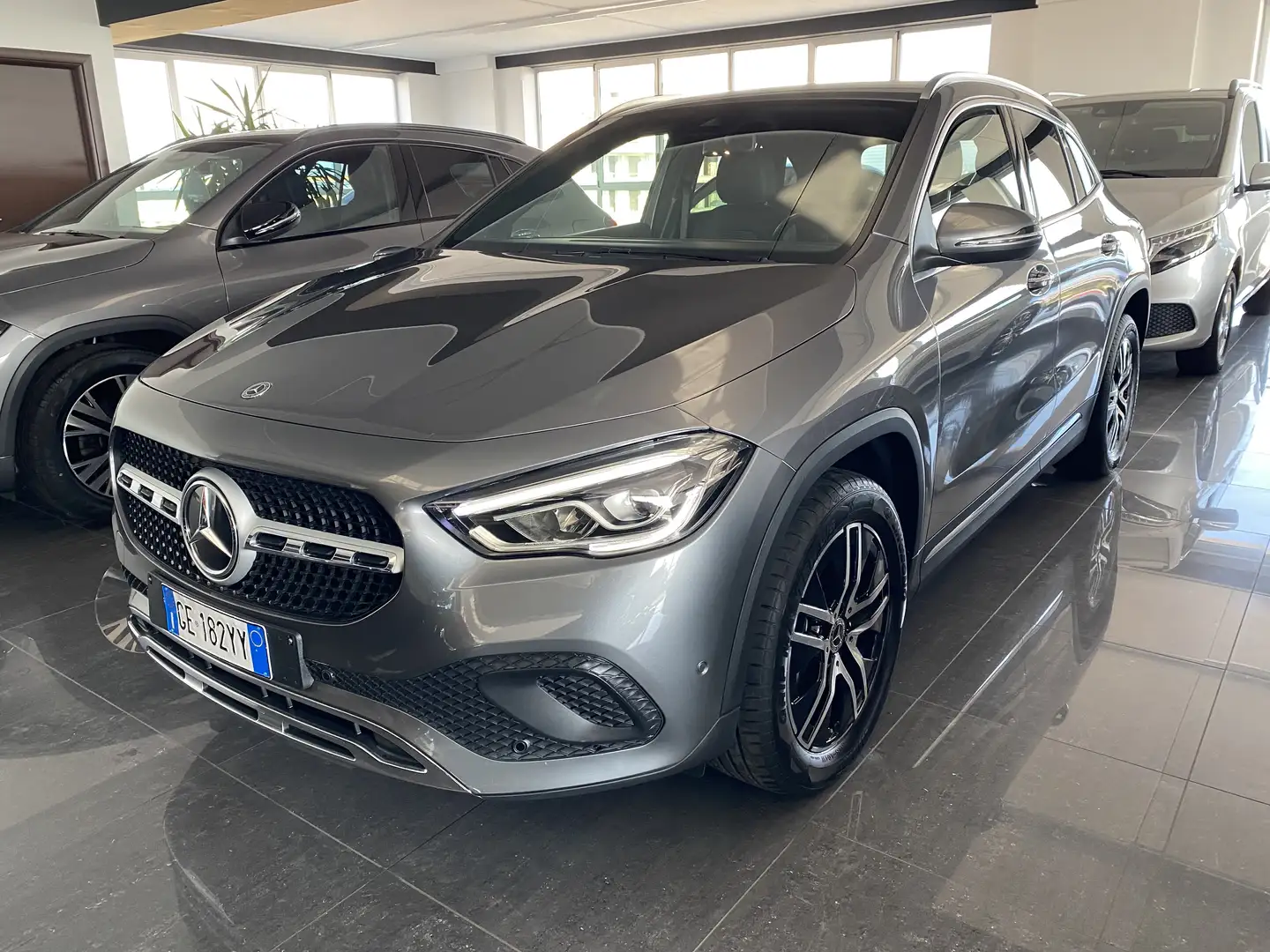 Mercedes-Benz GLA 180 d SportPlus KEYLESS/LUCI64/DISTRONIC/CARPLAY/BLIND Gris - 2