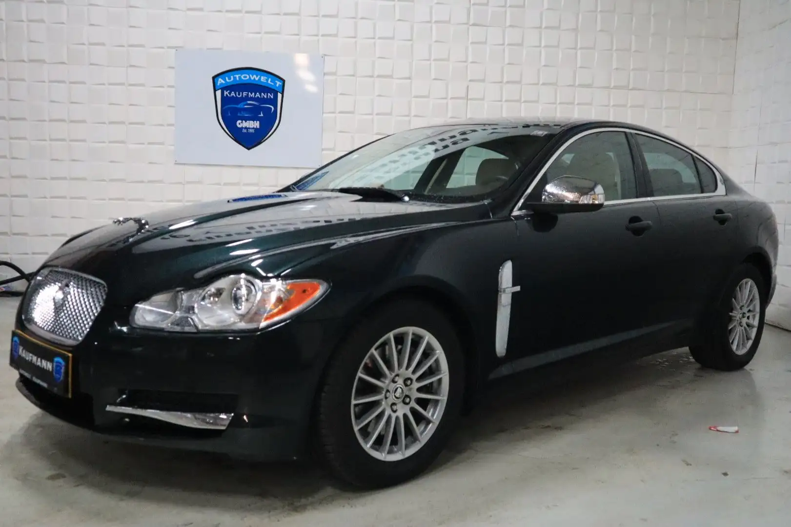 Jaguar XF 2.7 V6 Diesel Luxury Xenon Navi Leder PDC Grün - 1