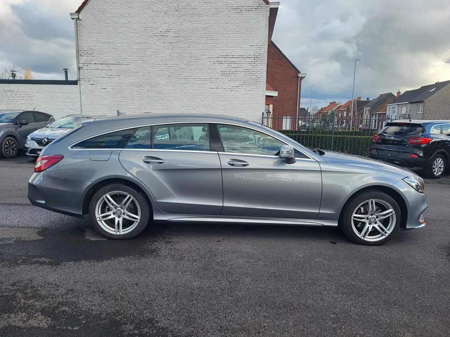 Mercedes-Benz CLS 220 Shooting Brake - AMG LINE Silber - 2