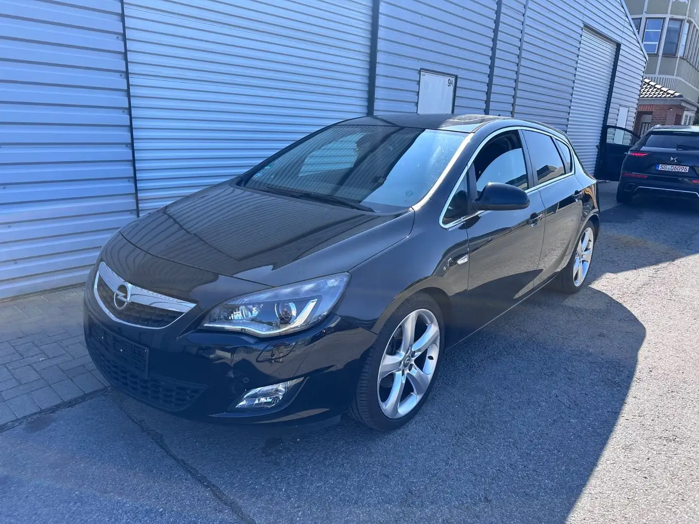 Opel Astra J Lim. 5-trg. Sport/Automatik/Navi Zwart - 1