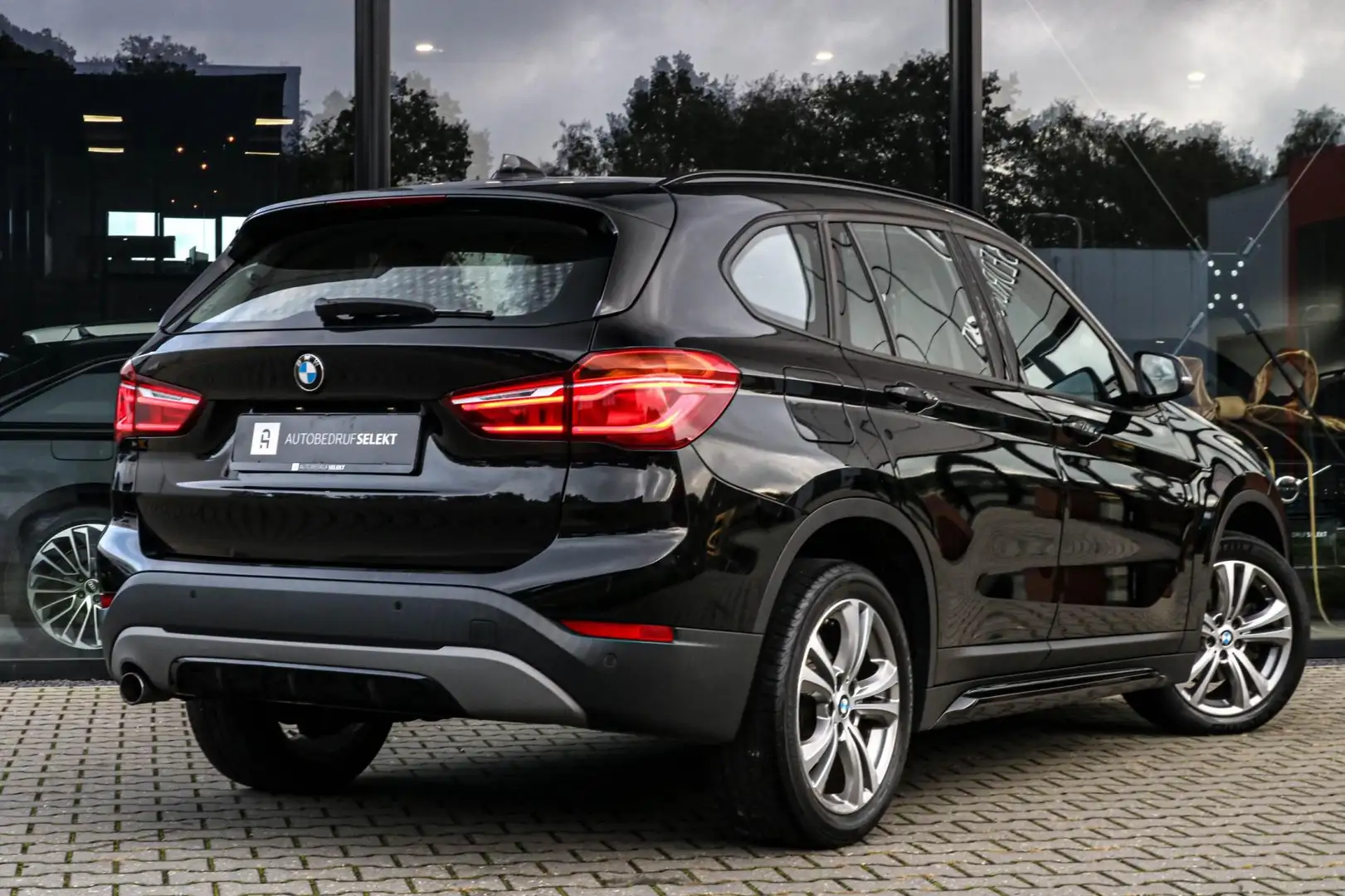 BMW X1 SDrive18i - LED - AUTOMAAT - DEALER ONDERHOUDEN Noir - 2