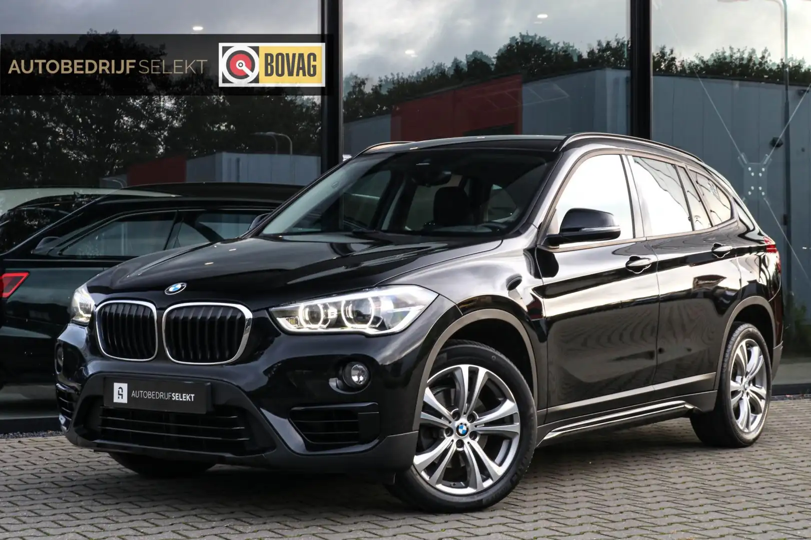 BMW X1 SDrive18i - LED - AUTOMAAT - DEALER ONDERHOUDEN Noir - 1