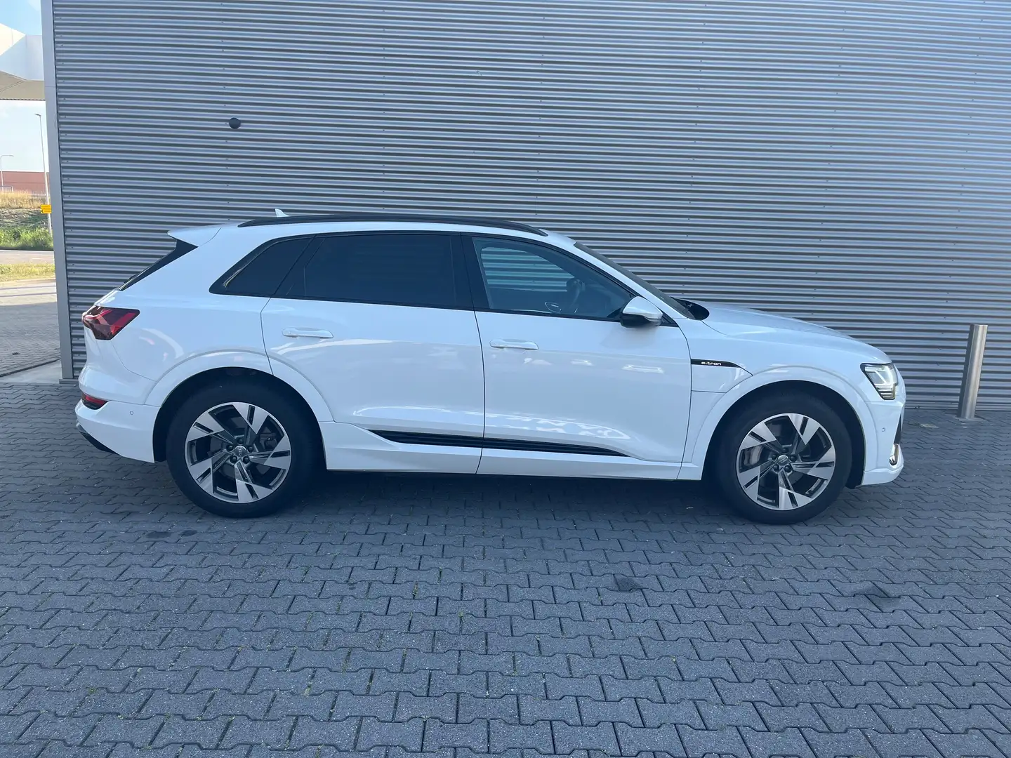 Audi e-tron e-tron q L Ed Bl Biały - 1
