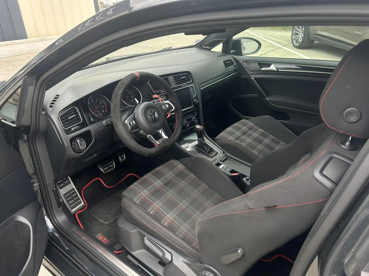 Volkswagen Golf GTI — photo 9