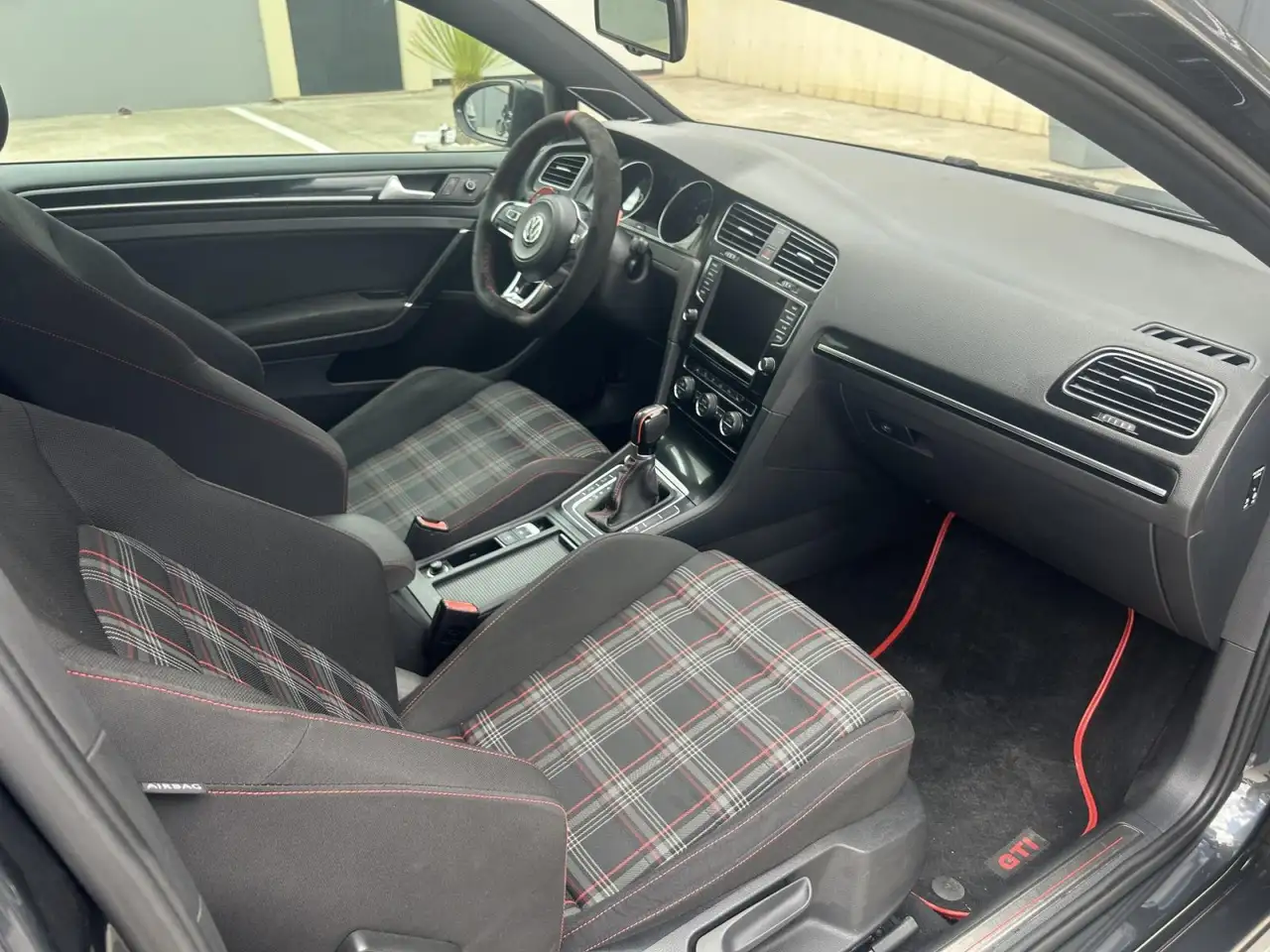 Volkswagen Golf GTI — photo 11