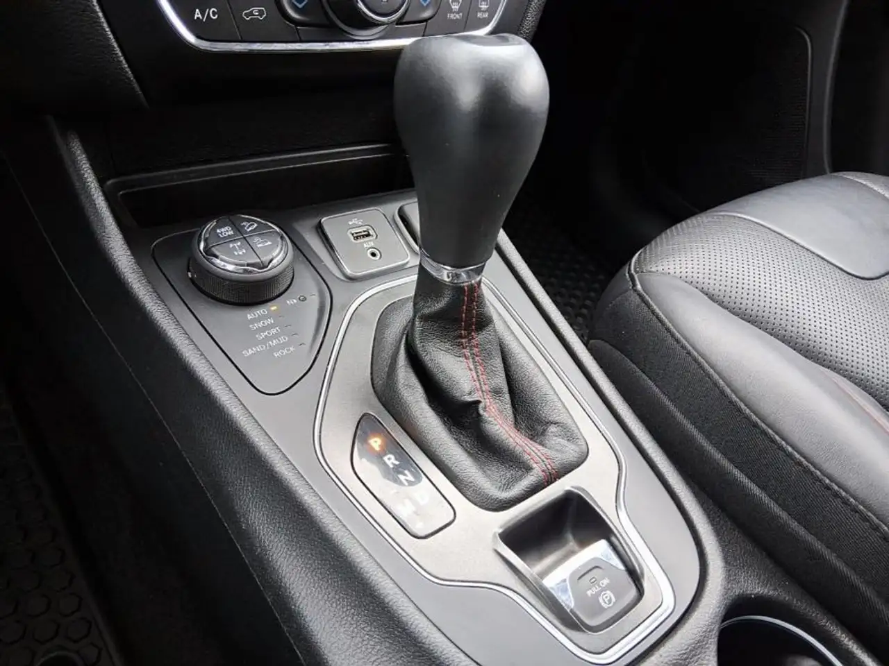 Jeep Cherokee снимка Jeep Cherokee