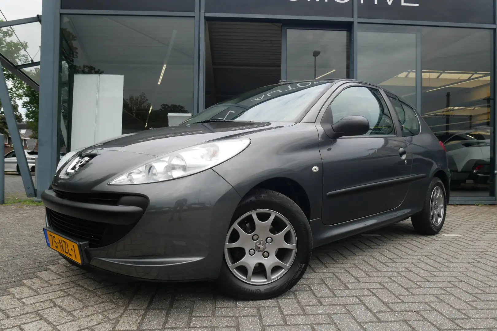 Peugeot 206 + 1.1 XR | Trekhaak | Elektrische ramen | Radio | Grijs - 2