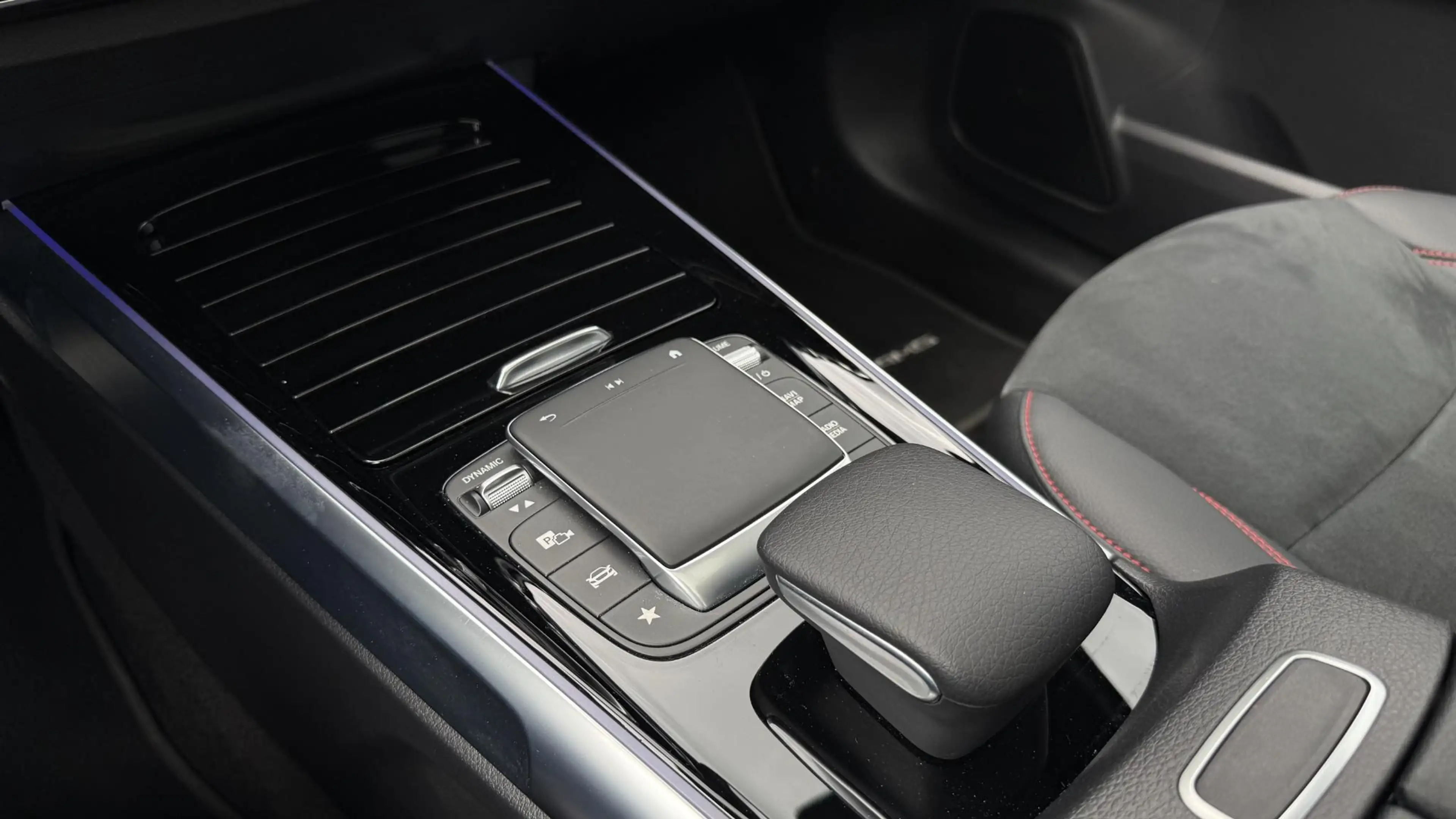 Mercedes-Benz EQB 250 AMG Line 67 kWh — photo 29