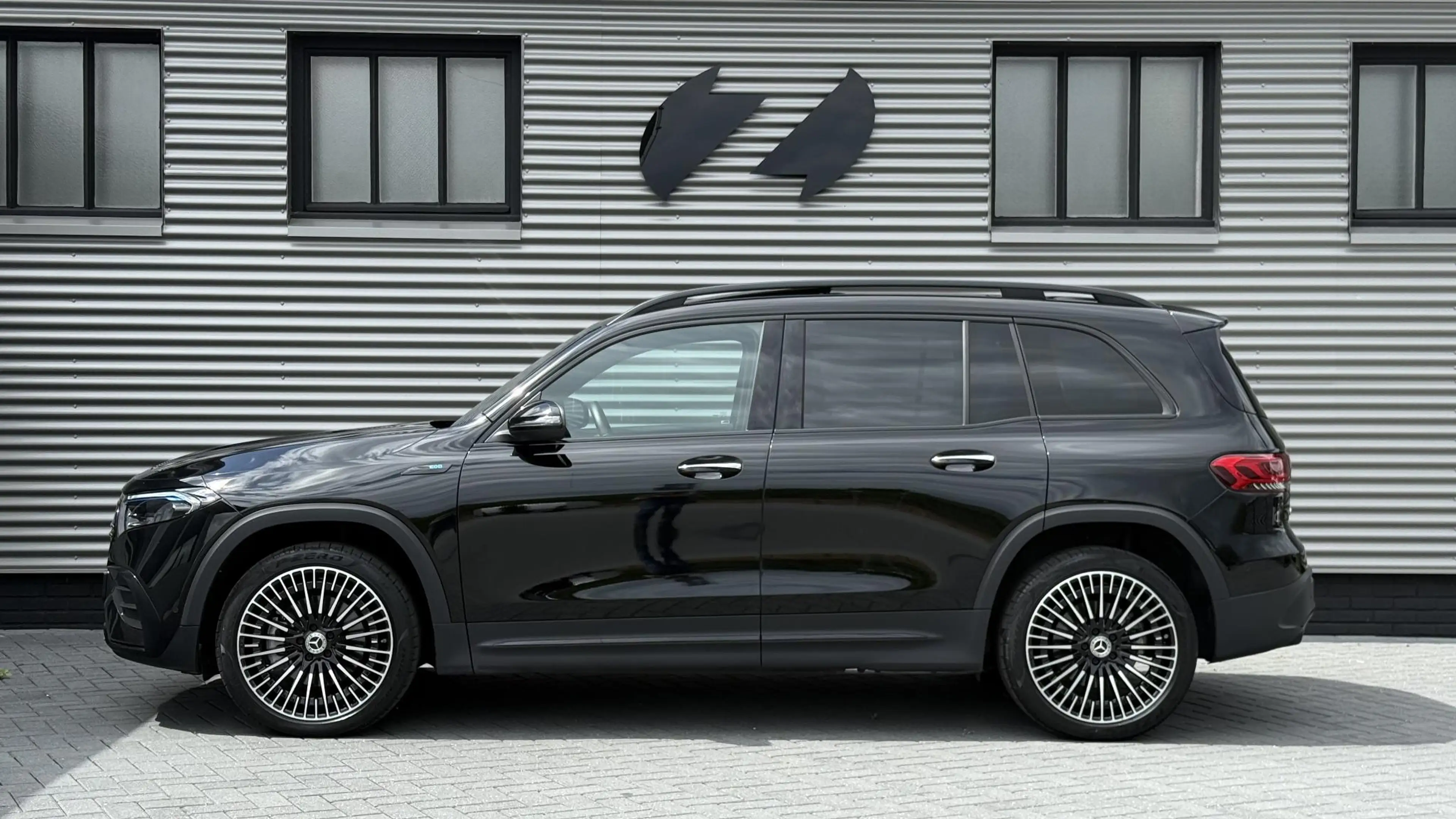 Mercedes-Benz EQB 250 AMG Line 67 kWh — photo 17