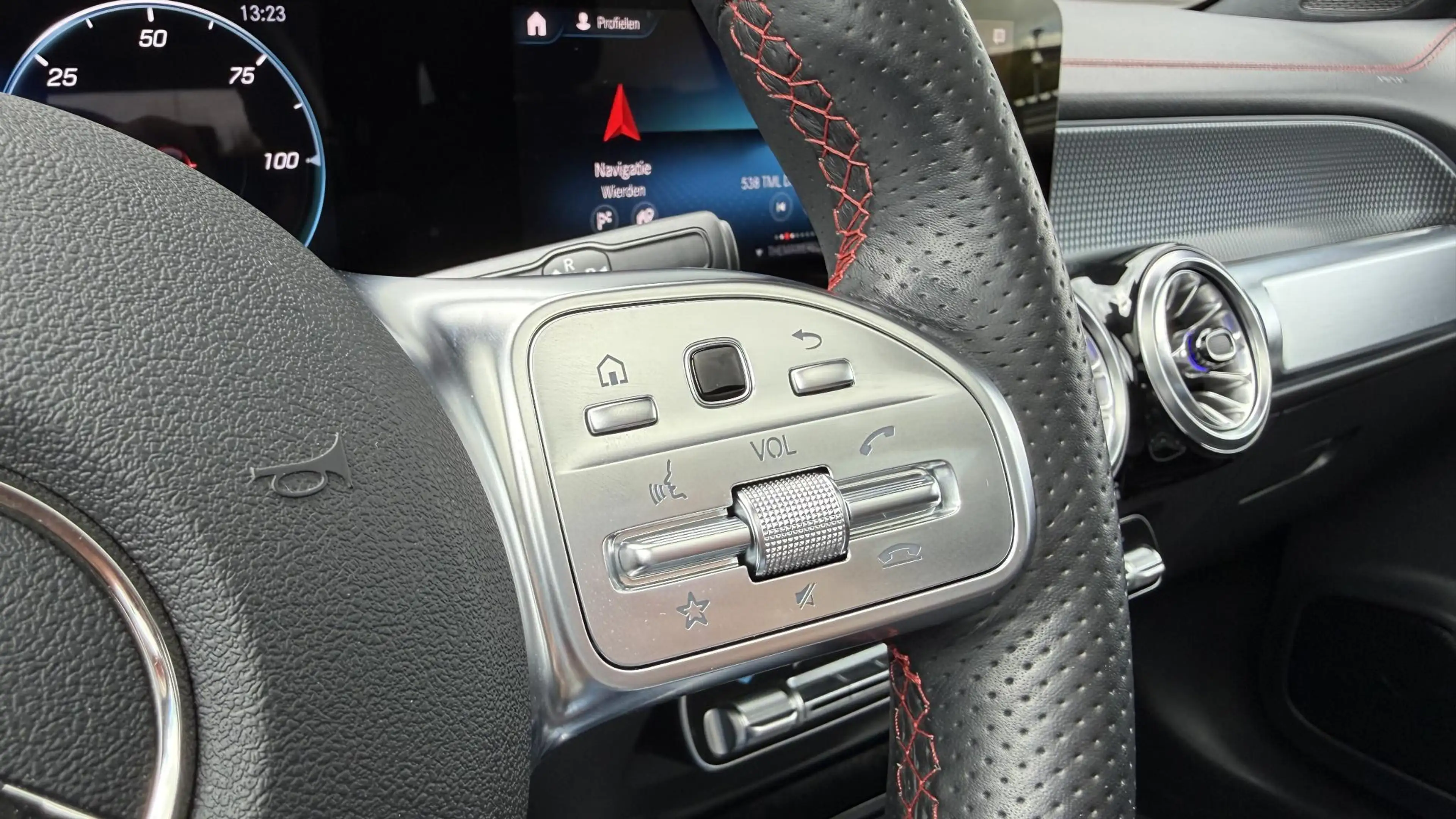 Mercedes-Benz EQB 250 AMG Line 67 kWh — photo 10