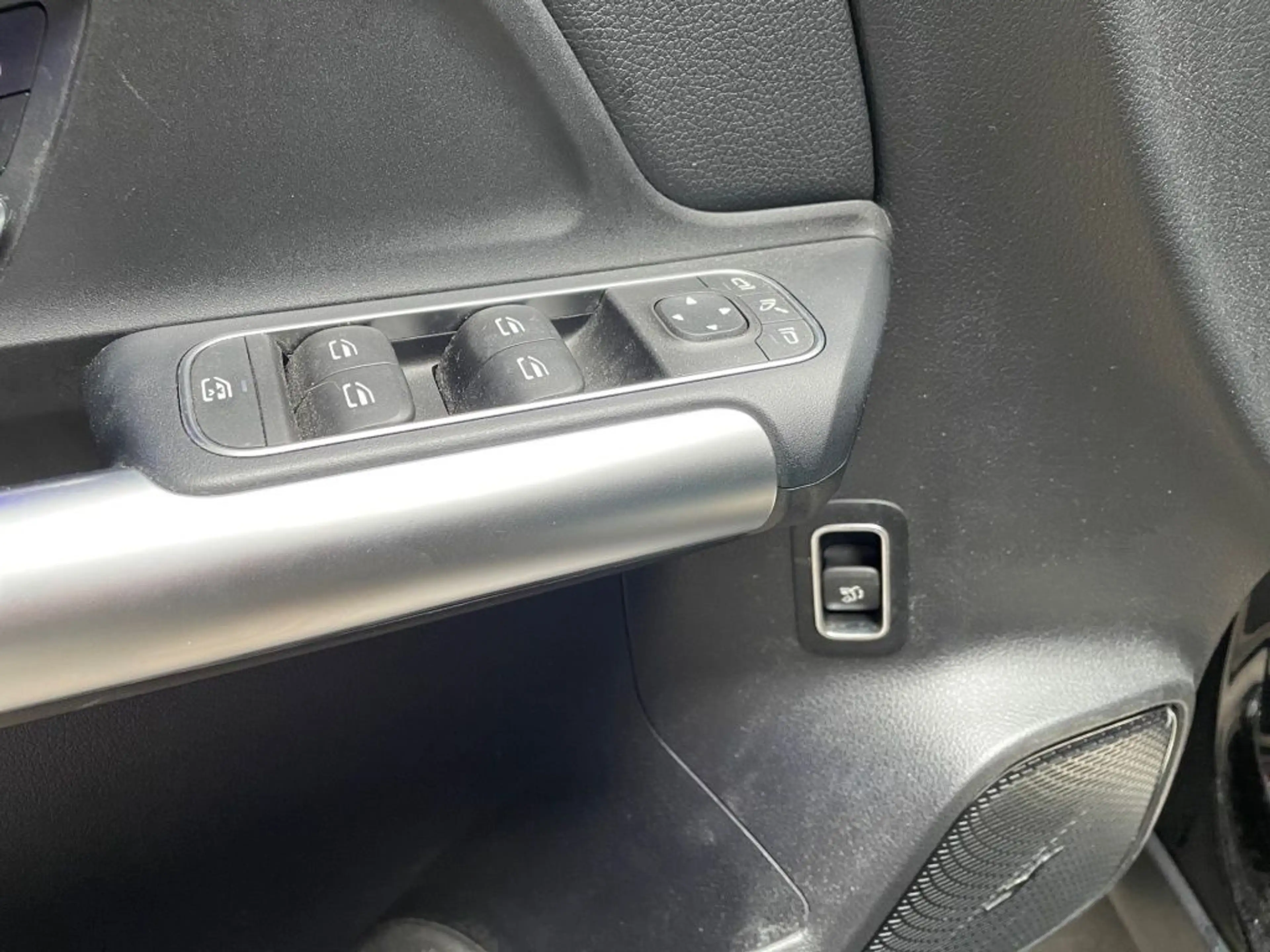 Mercedes-Benz EQA 300 4M MBUX+Night+Progressive+Ambiente+AHK — photo 3