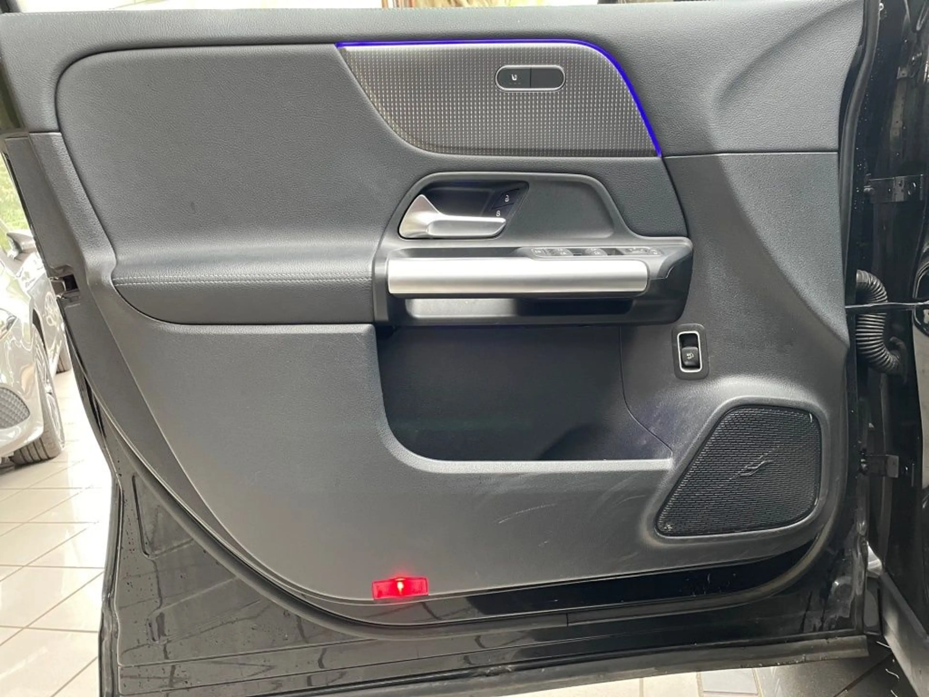 Mercedes-Benz EQA 300 4M MBUX+Night+Progressive+Ambiente+AHK — photo 6