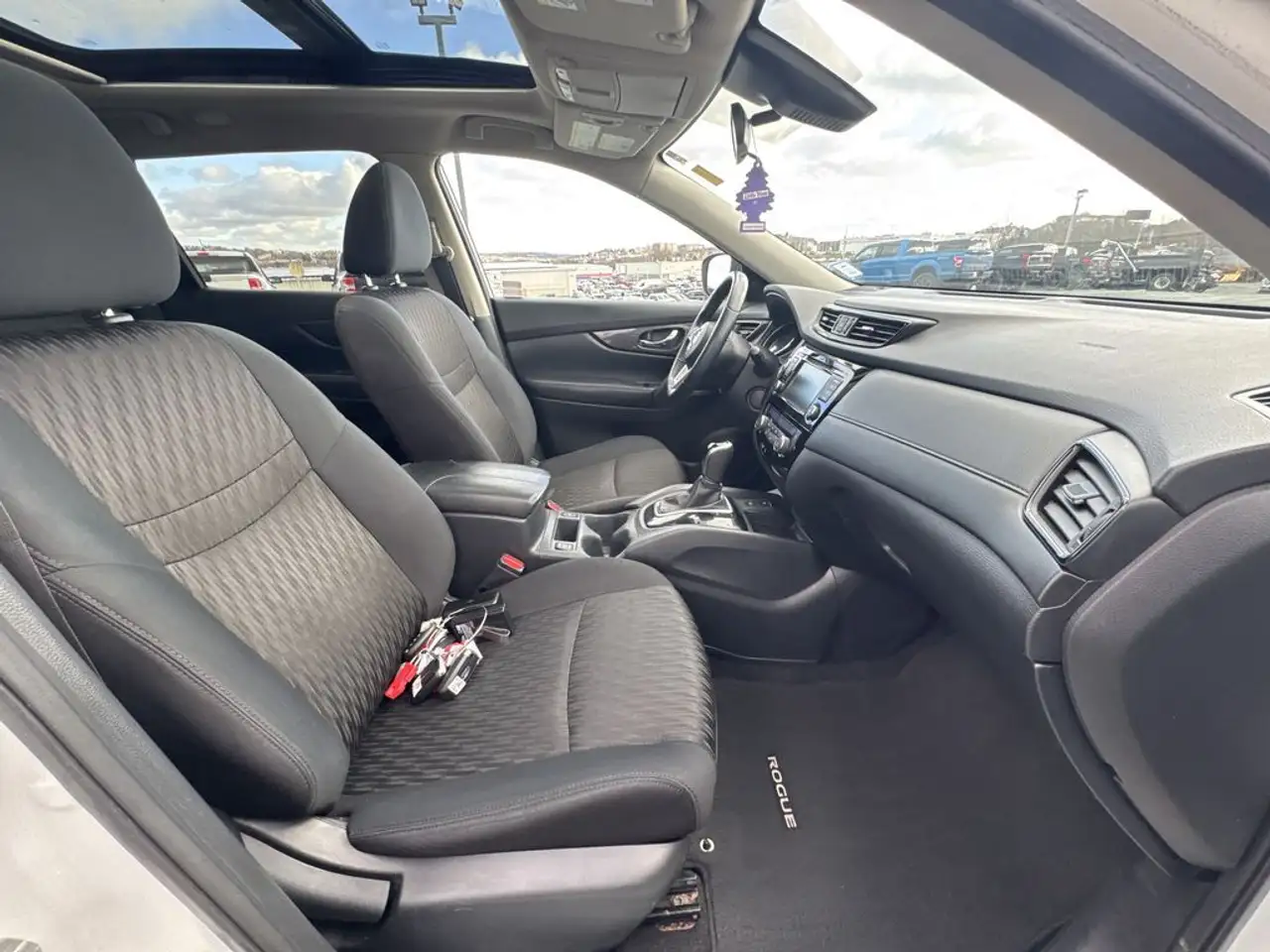 Nissan Rogue снимка Nissan Rogue