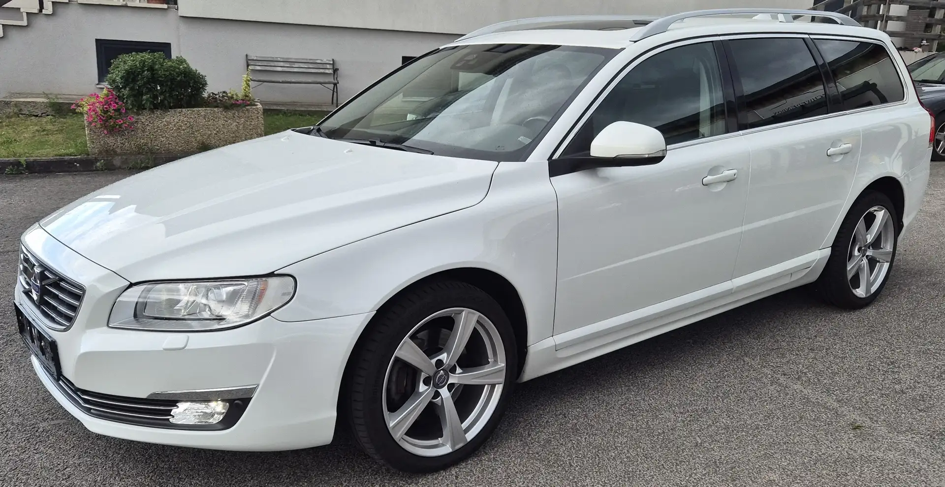 Volvo V70 D4 AWD Summum Geartronic 5 Zylinder Weiß - 1