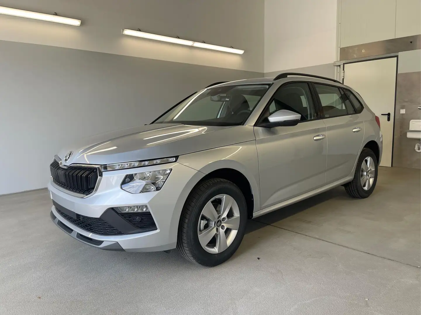 Skoda Kamiq Facelift Selection 115PS AHK+Kessy+Alu 1.0 TSI ... Plateado - 1