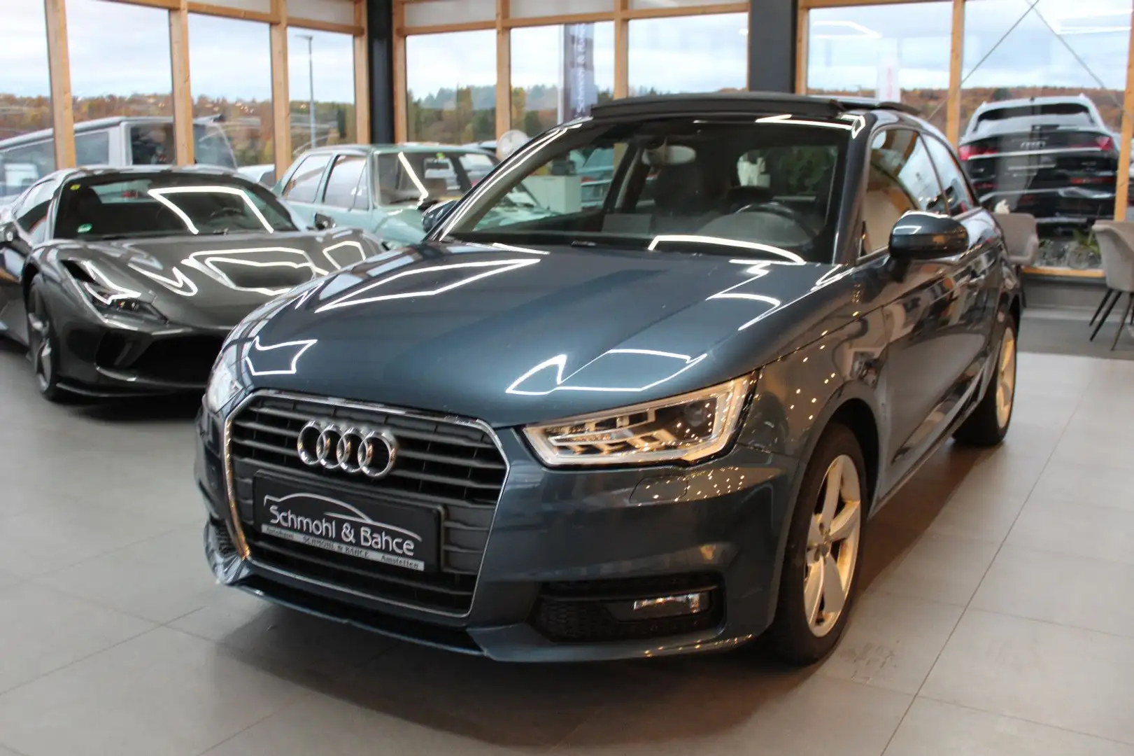 Audi A1 1.0 TFSI design*XENON*PANO*1.HAND* Blau - 1