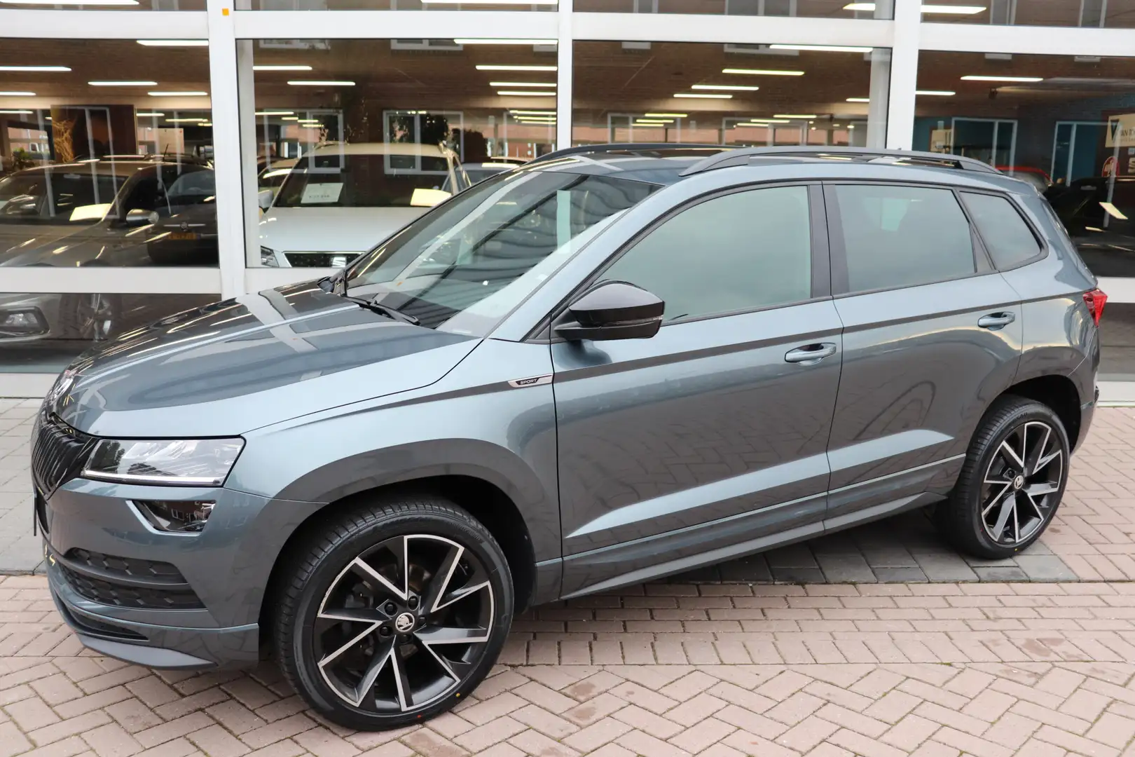 Skoda Karoq 1.5 TSI ACT Sportline Business, automaat, panorama Gris - 2