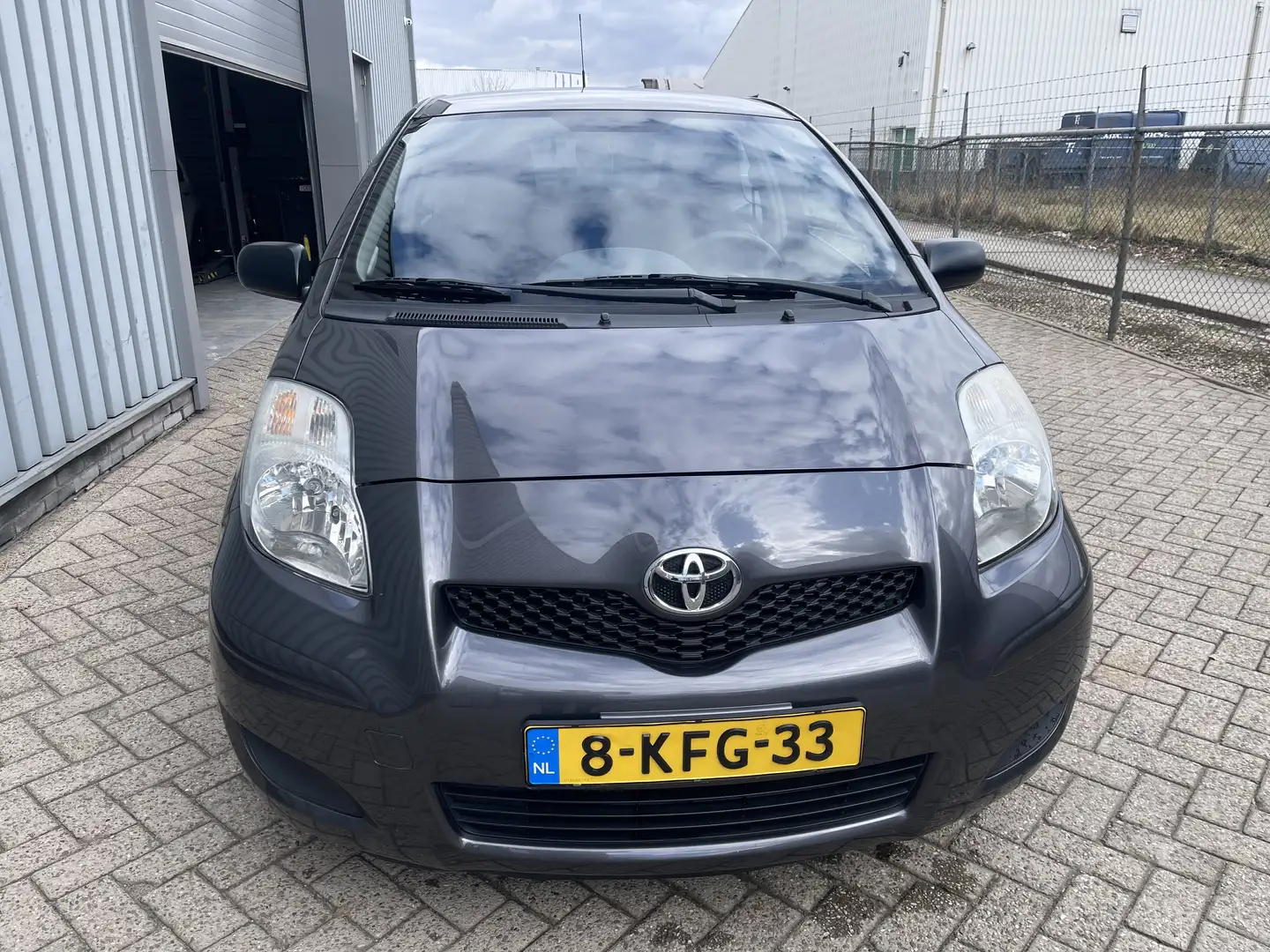Toyota Yaris 1.0 VVTi Acces zeer nette auto dealer onderhouden Grijs - 2