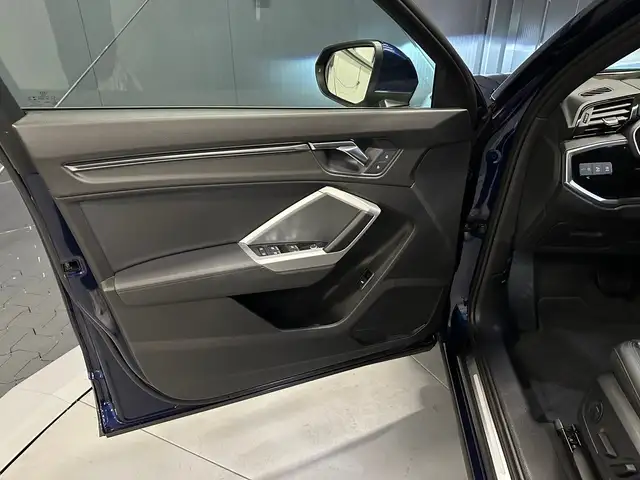 Audi Q3 view 13