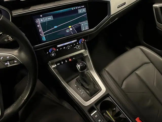Audi Q3 view 18