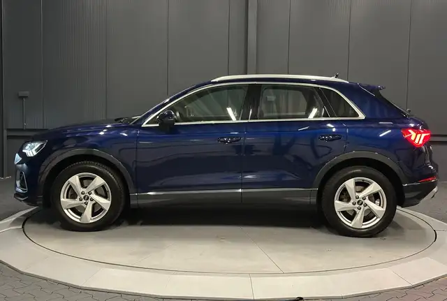 Audi Q3 view 4