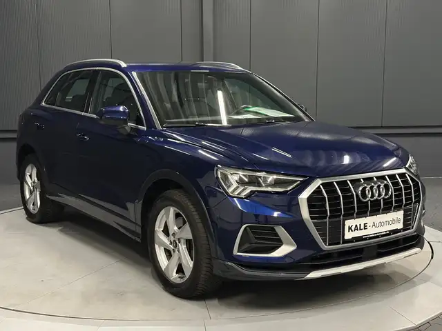 Audi Q3 view 8