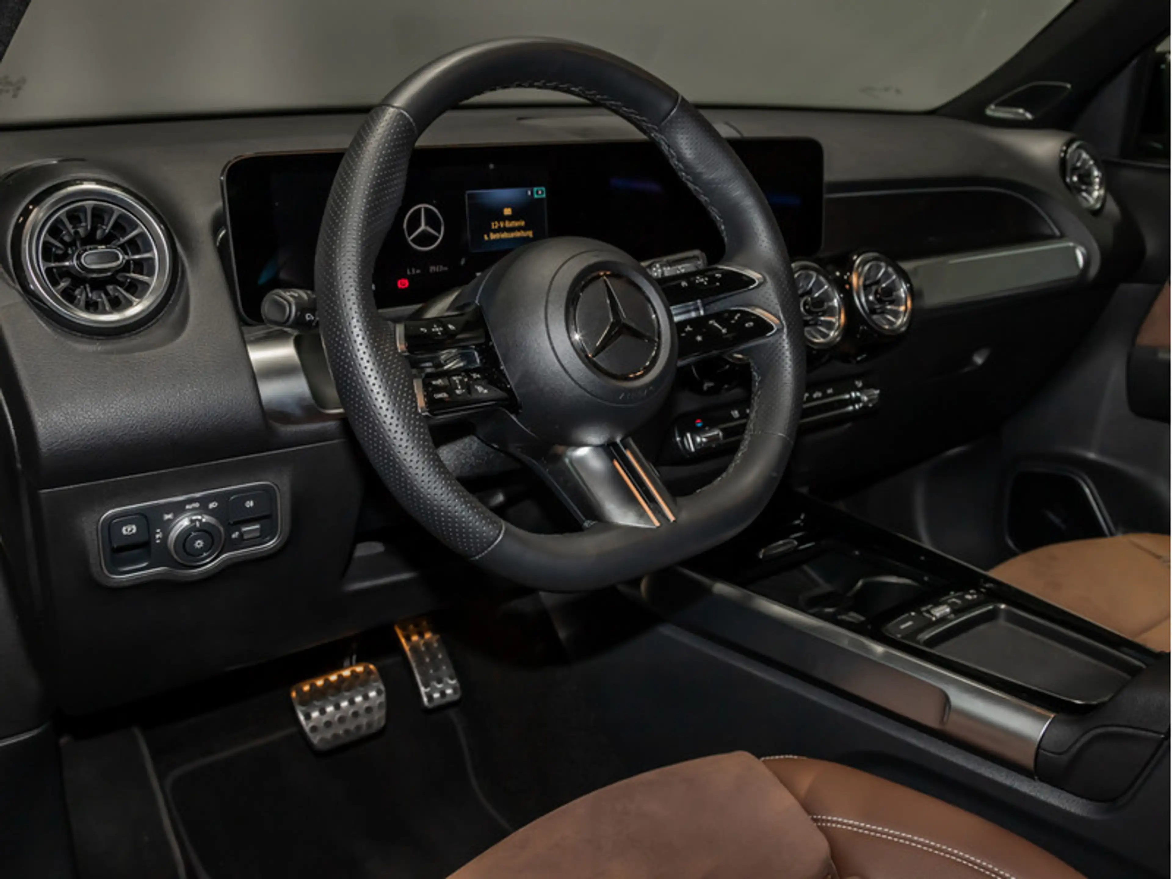 Mercedes-Benz GLB 250 4M AMG-Sport/Pano/Burm/AHK/Night/7Sitze — photo 12
