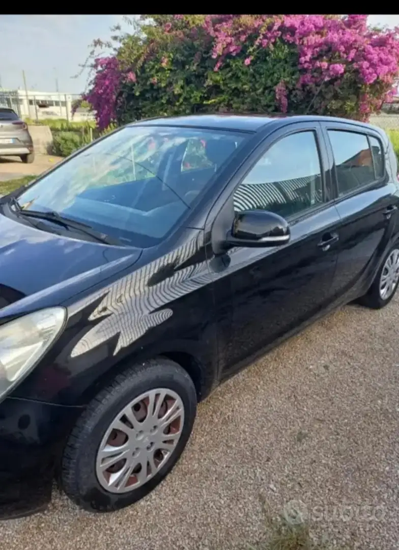 Hyundai i20 i20+5p+1.2+Comfort+Gpl Negro - 2
