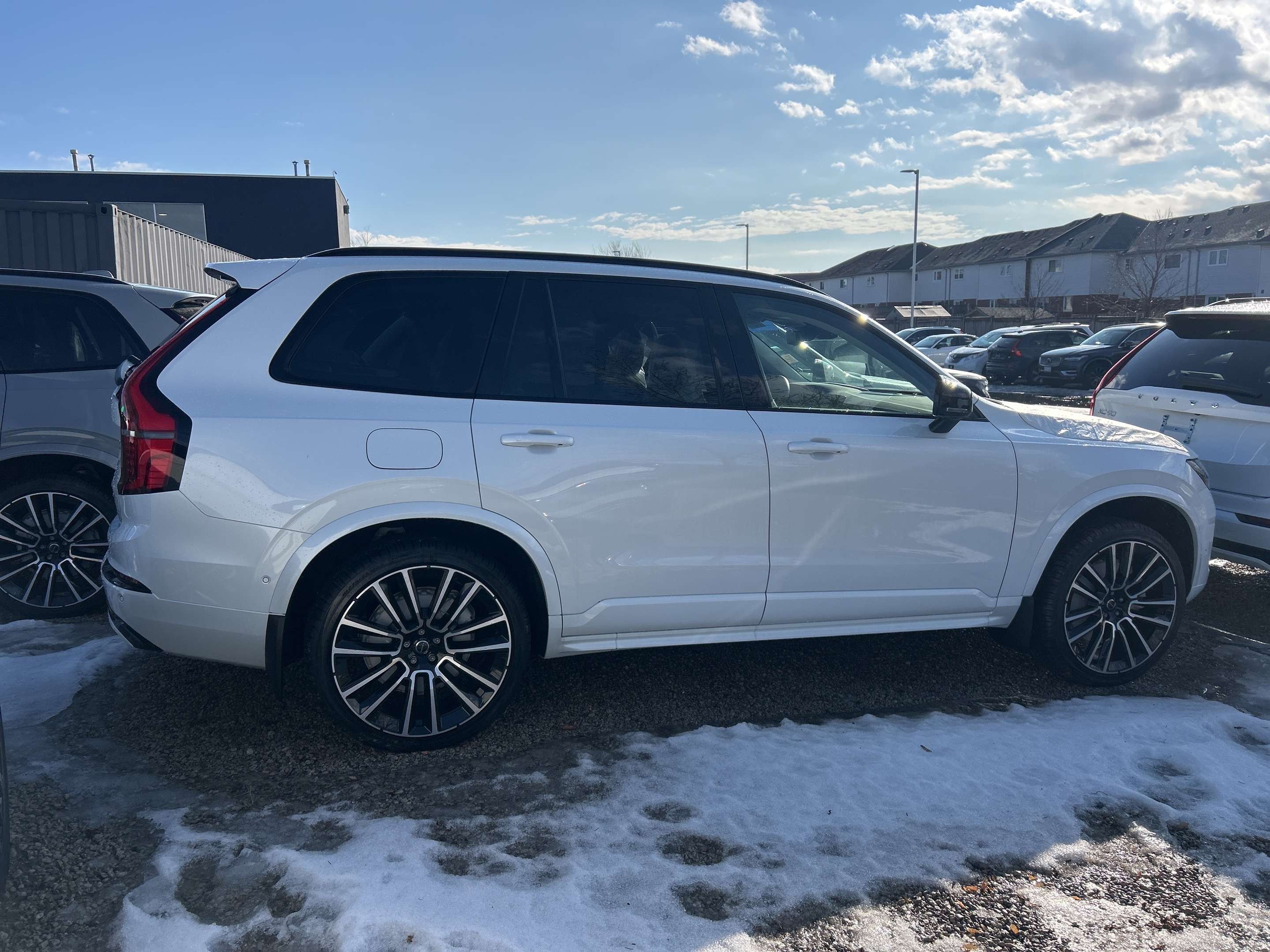 2026 Volvo XC90 B6 AWD Ultra Dark Theme 7-Seater alt 4