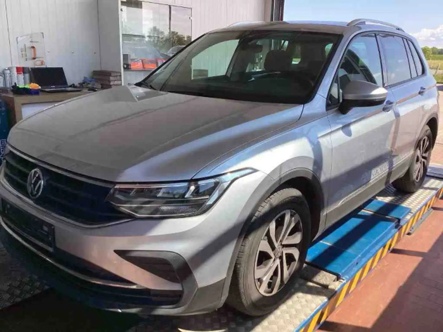 Volkswagen Tiguan 1.5 TSI ACTIVE AHK VIRTUAL LED SITZHZ Silber - 2