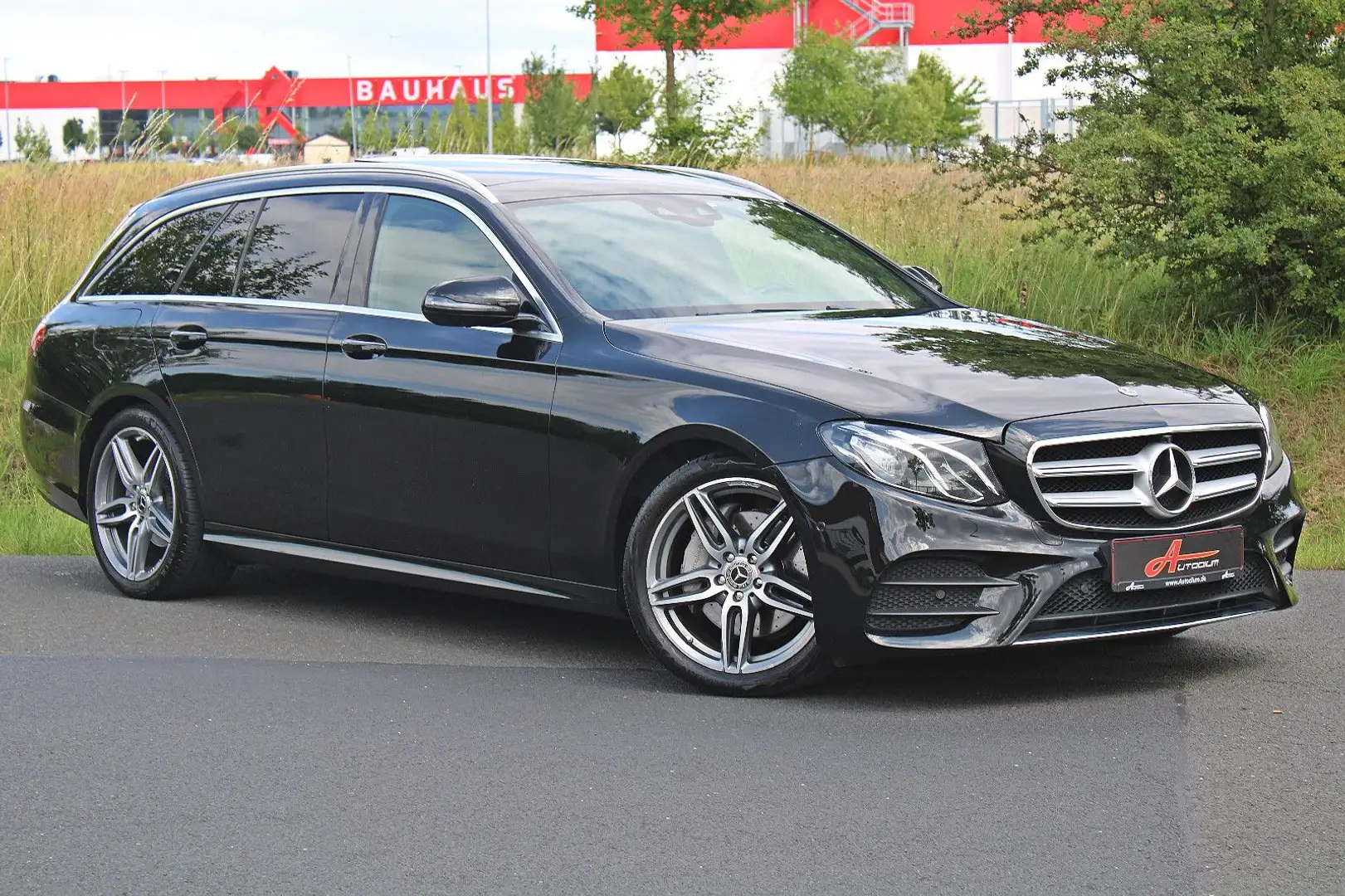 Mercedes-Benz E 220 d *AMG/Widescreen/Pano!/HUD!/360°/Ambiente* Noir - 2