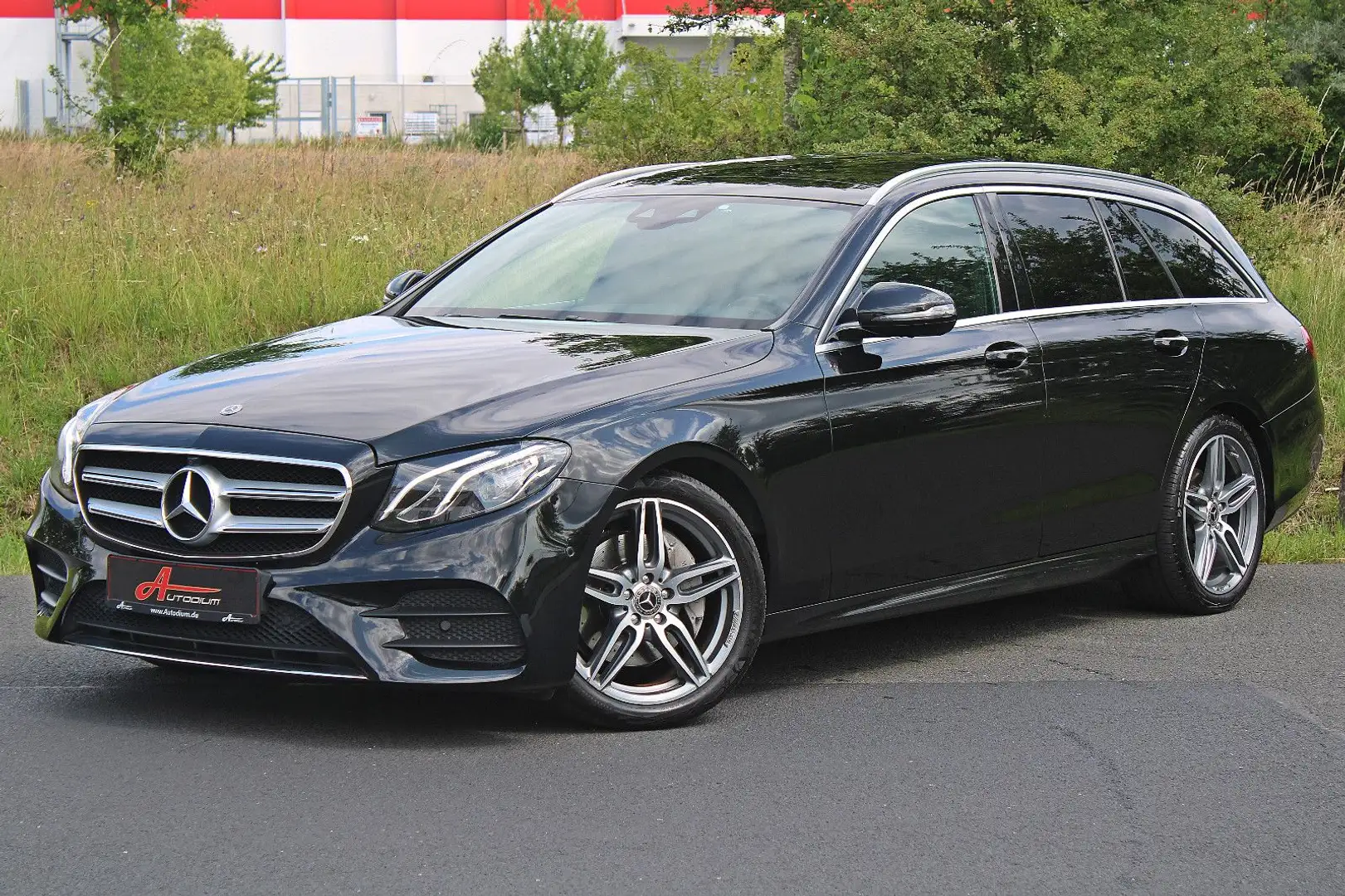 Mercedes-Benz E 220 d *AMG/Widescreen/Pano!/HUD!/360°/Ambiente* Noir - 1