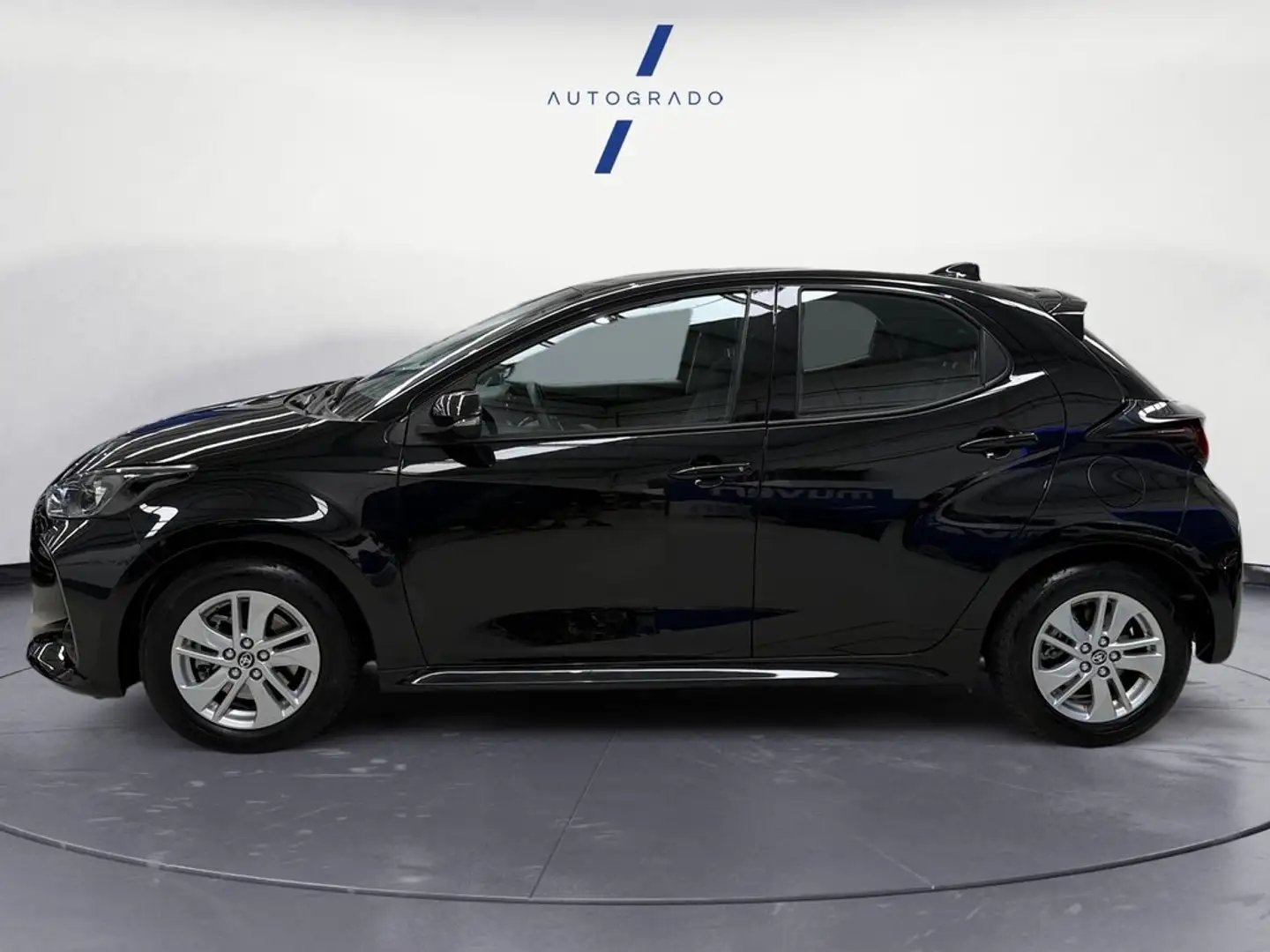 Toyota Yaris 120H 1.5 Business Plus Gris - 2