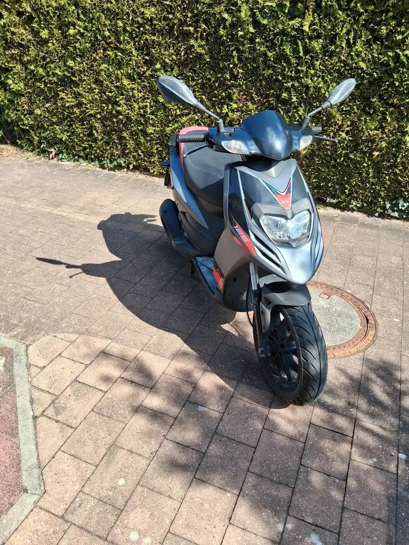 Piaggio Typhoon Aprilia SR Motard 125 Gris - 2