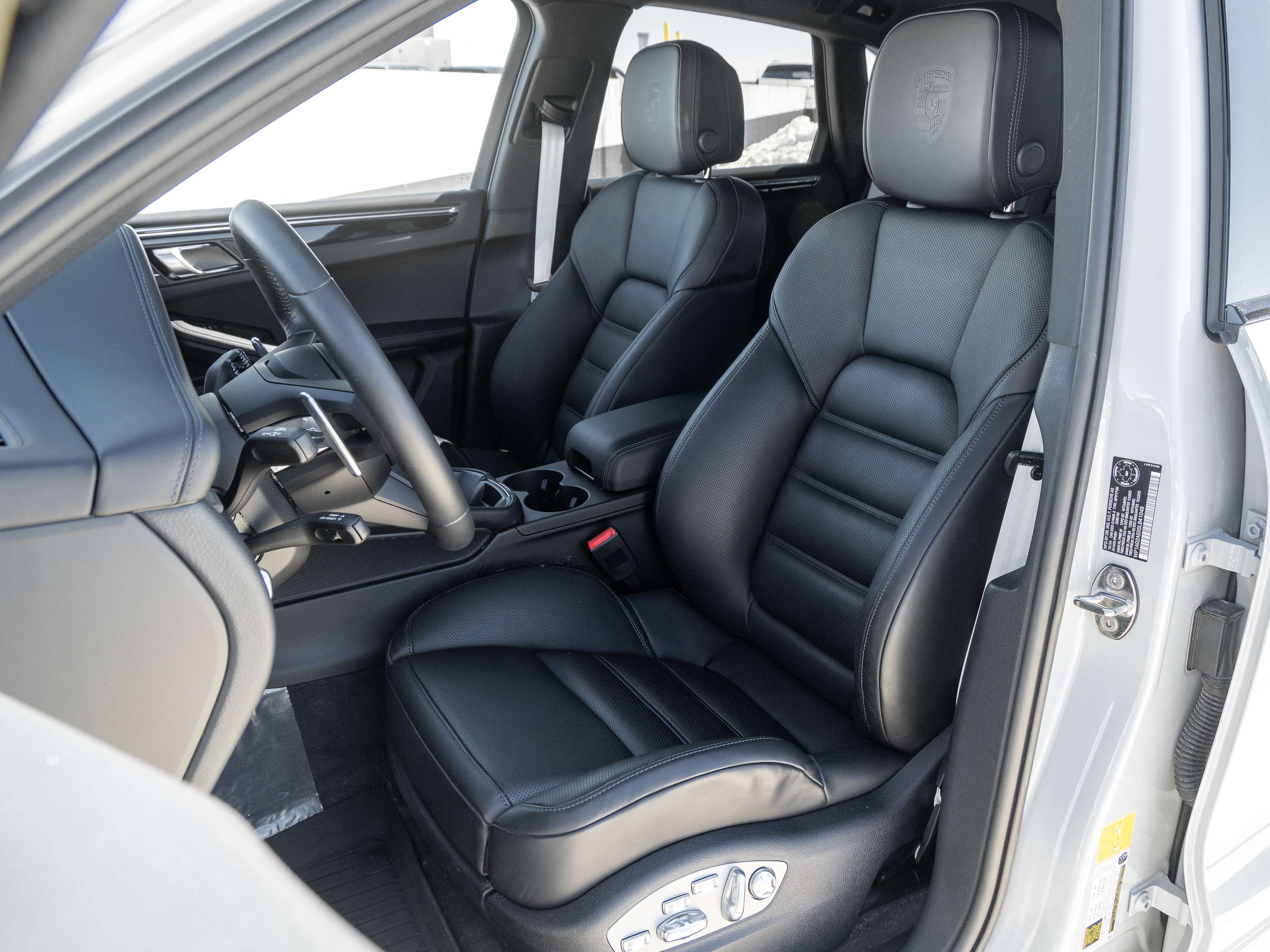 2025 Porsche Macan S | 2 Year Extended Warranty & Winter Tire Package thumb 11