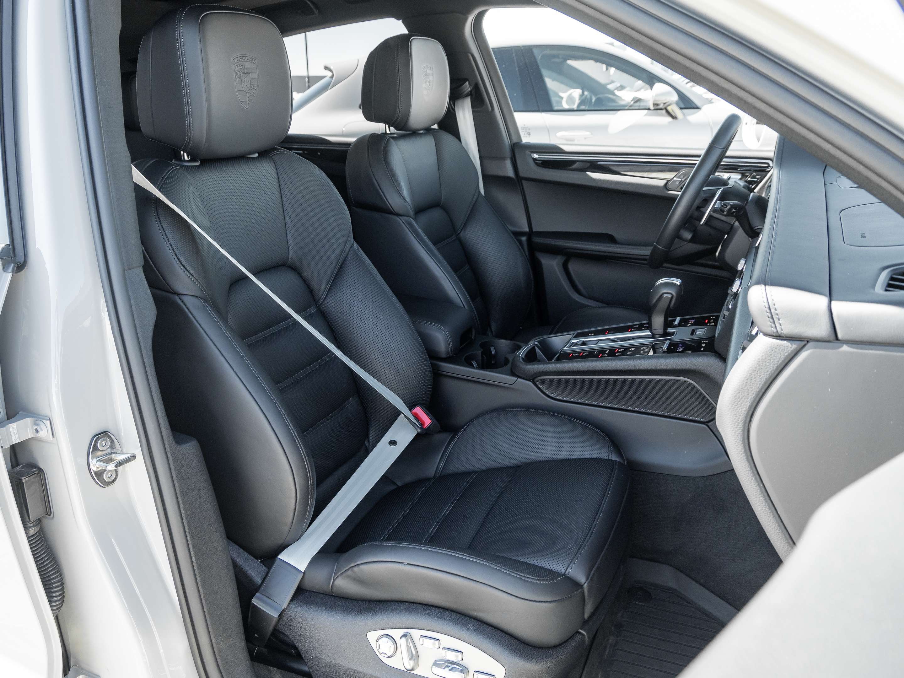 2025 Porsche Macan S | 2 Year Extended Warranty & Winter Tire Package alt 5