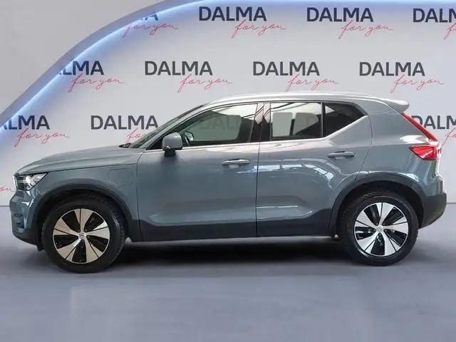 Volvo XC40 view 2