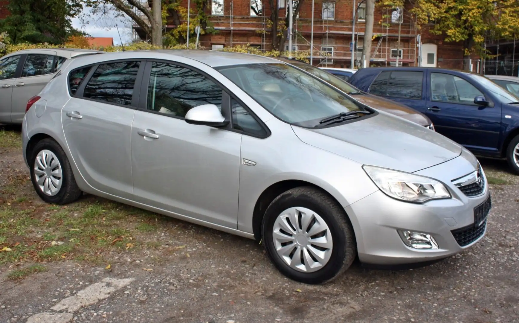 Opel Astra J Lim. Design Edition/TÜV/AU 10/2027 Silber - 1