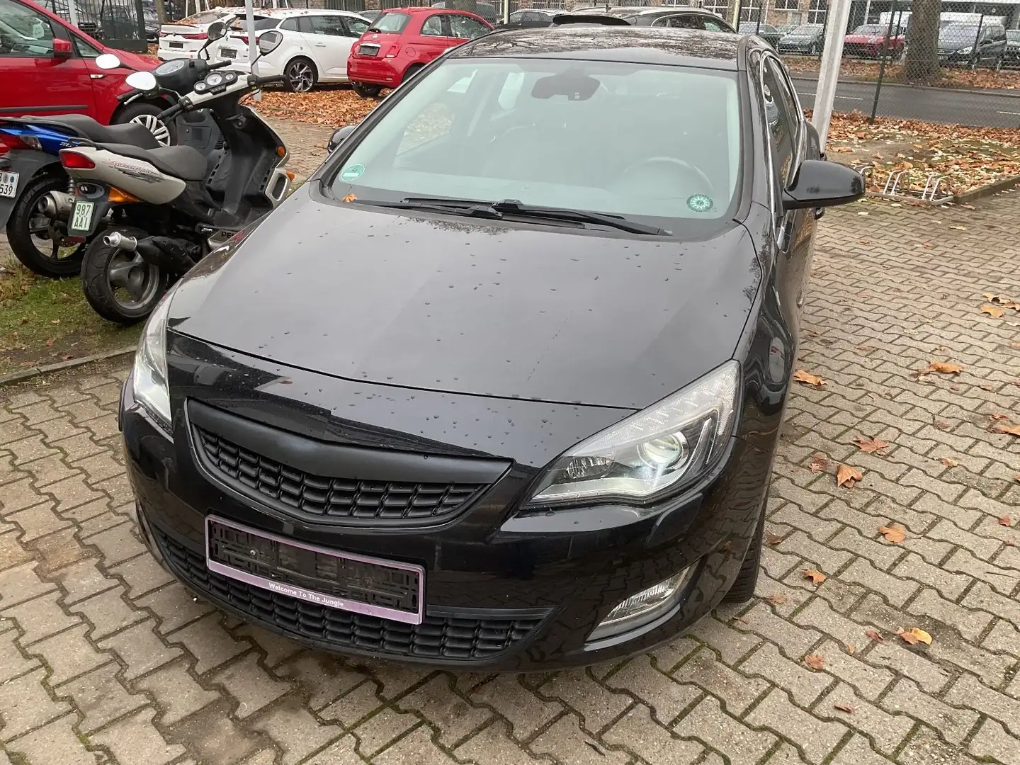 Opel Astra J Lim. 5-trg. Innovation Schwarz - 1