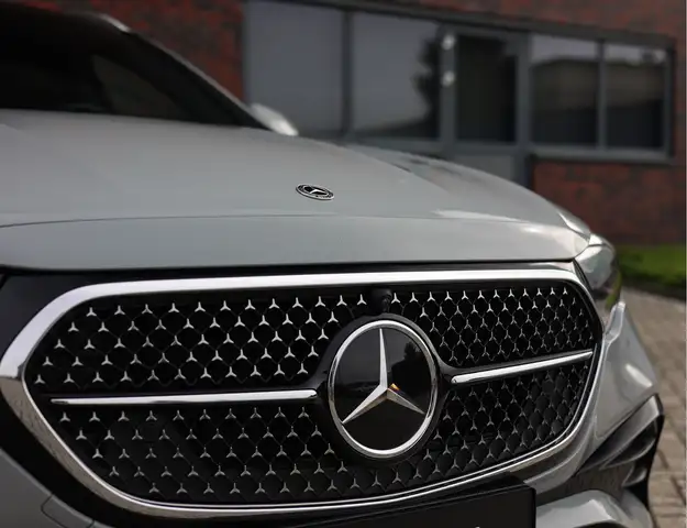 Mercedes-Benz E-Class view 9