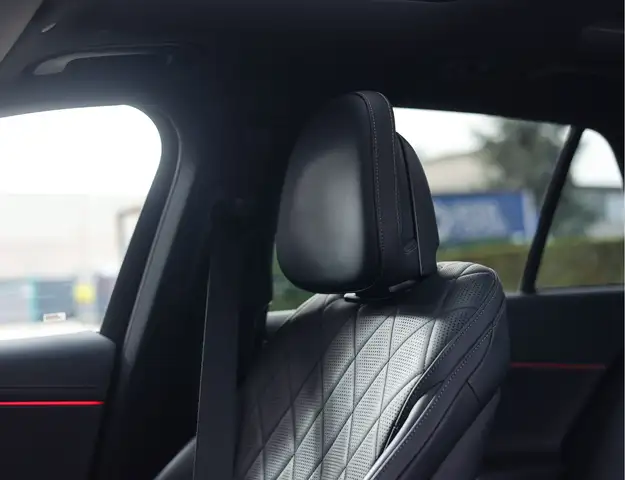 Mercedes-Benz E-Class view 4