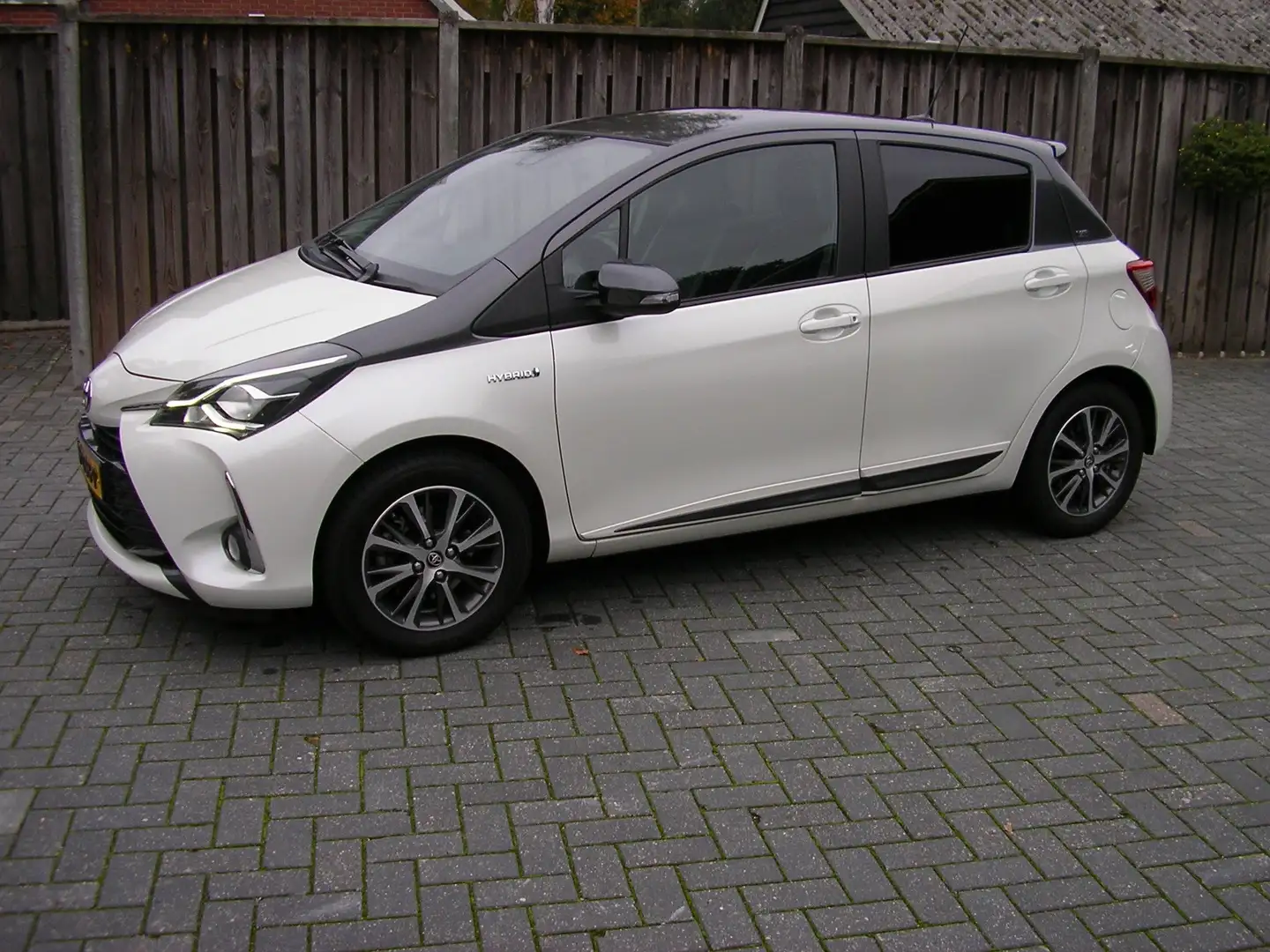 Toyota Yaris 1.5 Hyb. Y20 BI-TONE  NAVI  CLIMA  CRUISE  NL-AUTO Wit - 2