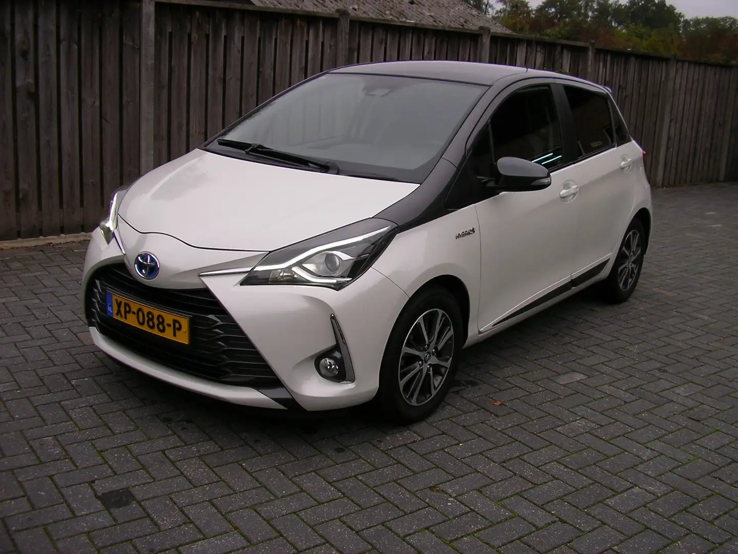 Toyota Yaris 1.5 Hyb. Y20 BI-TONE  NAVI  CLIMA  CRUISE  NL-AUTO Wit - 1