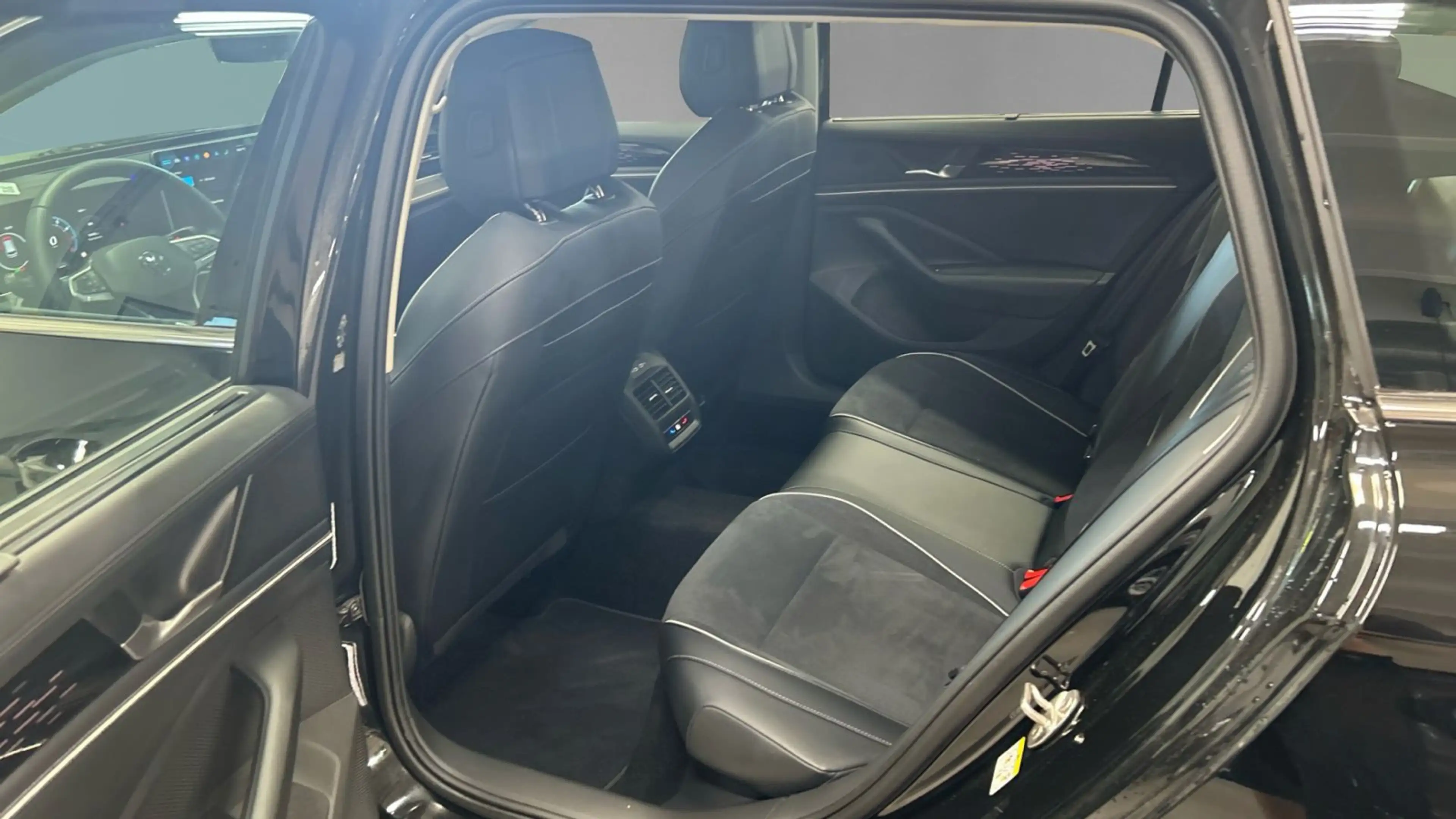 Volkswagen Passat Variant 1.5eTSI DSG Elegance NAVI/IQ/ACC/ — photo 8
