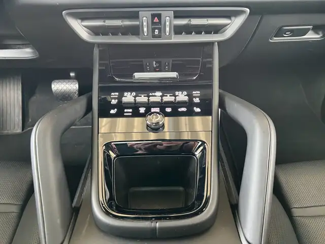 Porsche Cayenne view 8